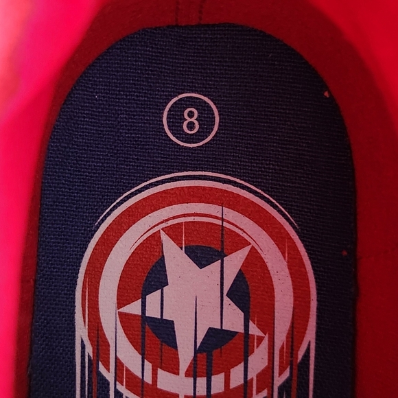 ๐ Captain America High-Top Sneakers โ Size 8 โ Marvel Avengers โ New with Tags - Picture 2 of 12